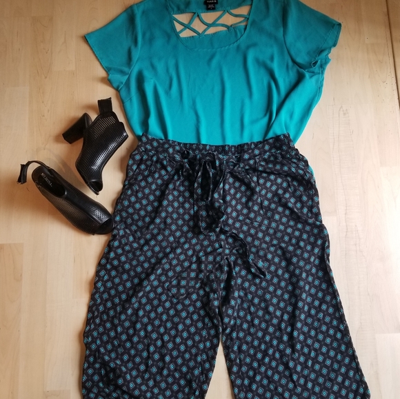 Torrid Geo Print Wide Leg Crop Selftie Pant - Picture 8 of 13